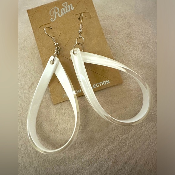 Rain Jewelry - Rain Jewelry Acrylic Door Knocker Drop Disc Statement Earrings White Clear